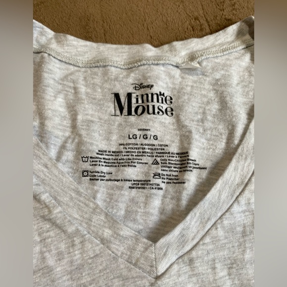 Minnie Mouse • graphic tshirt • size large - Picture 2 of 3